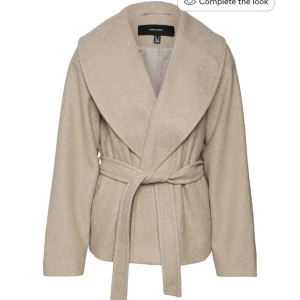 Kappa - Beige kort kappa med skärp Modell: VM Bergen Strl. S (passar en M också) Mycket fint skick, använt en vår Nypris 799kr Skicka meddelande för fler bilder!