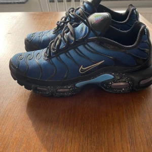 Air Max Plus/tn black university blue - Air max storlek 42 som jag köpt i USA i 2022 limited edition. Har används väldigt lite det är bara där fram på glansen det är lite repat. Skick 8,5/10 dem är väldigt ovanliga men var tyvärr alltid på gränsen till försmå för mig.