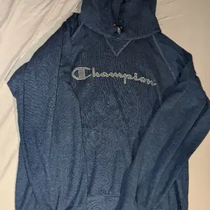 Snygg mörkblå Champion hoodie, texten är lite urtvättad men annars i bra skick! 