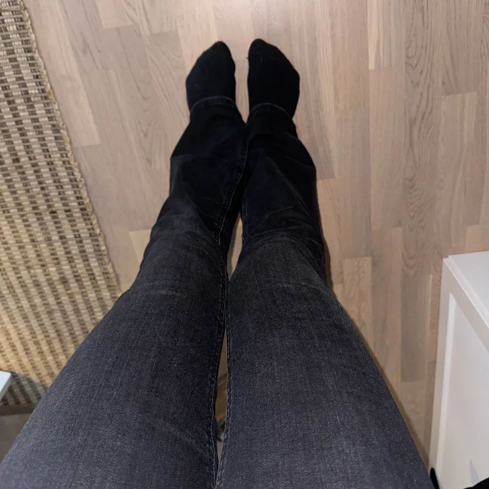 Populära jeans från Zara i grå svart, slutsålda på Zaras hemsida. Storlek 32 men stretchiga så passar en med storlek 32-36. 90% bomull 6% polyester 4% elastan Jeansen är använda men i gott skick.. Jeans & Byxor.