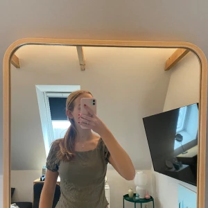 Kortärmad top - Säljer denna super fina kortärmade tröjan i bomull, den är från Kappahl och är i strl 158/164🙌🙌