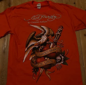 Ed hardy tshirt  - Såååå snygg men för stor, nyskick har endast använt en gång. 