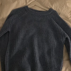 stickad tröja  - Super fin blå stickad tröja från lindex, perfekt till sommarkvällar 💕
