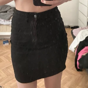 Svart jeanskjol - Inte så använd, ”vanliga” bakfickor 