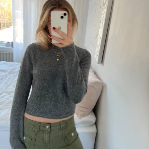 Grå långärmad stickad tröja - Grå långärmad stickad tröja.  Nopprig i tyget. Inga hål eller fläckar. Snygg färg❤️‍🔥