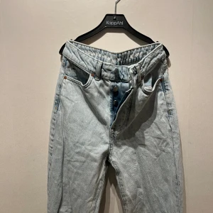 Jeans - Jeans från bik bok, storlek waist 24 & length 34. Ljusblåa, lite mer baggy jeans men sitter åt vid höfterna och hög midja! Helt oanvända