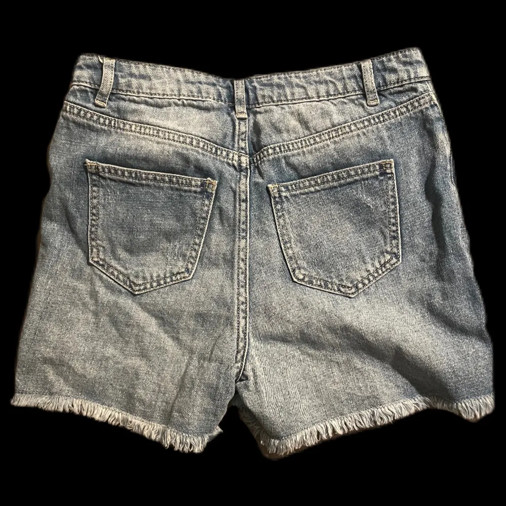 Jättesnygga jeans shorts till sommaren, säljer då jag tycker dom inte sitter så snyggt på mig🫶🏻. Shorts.