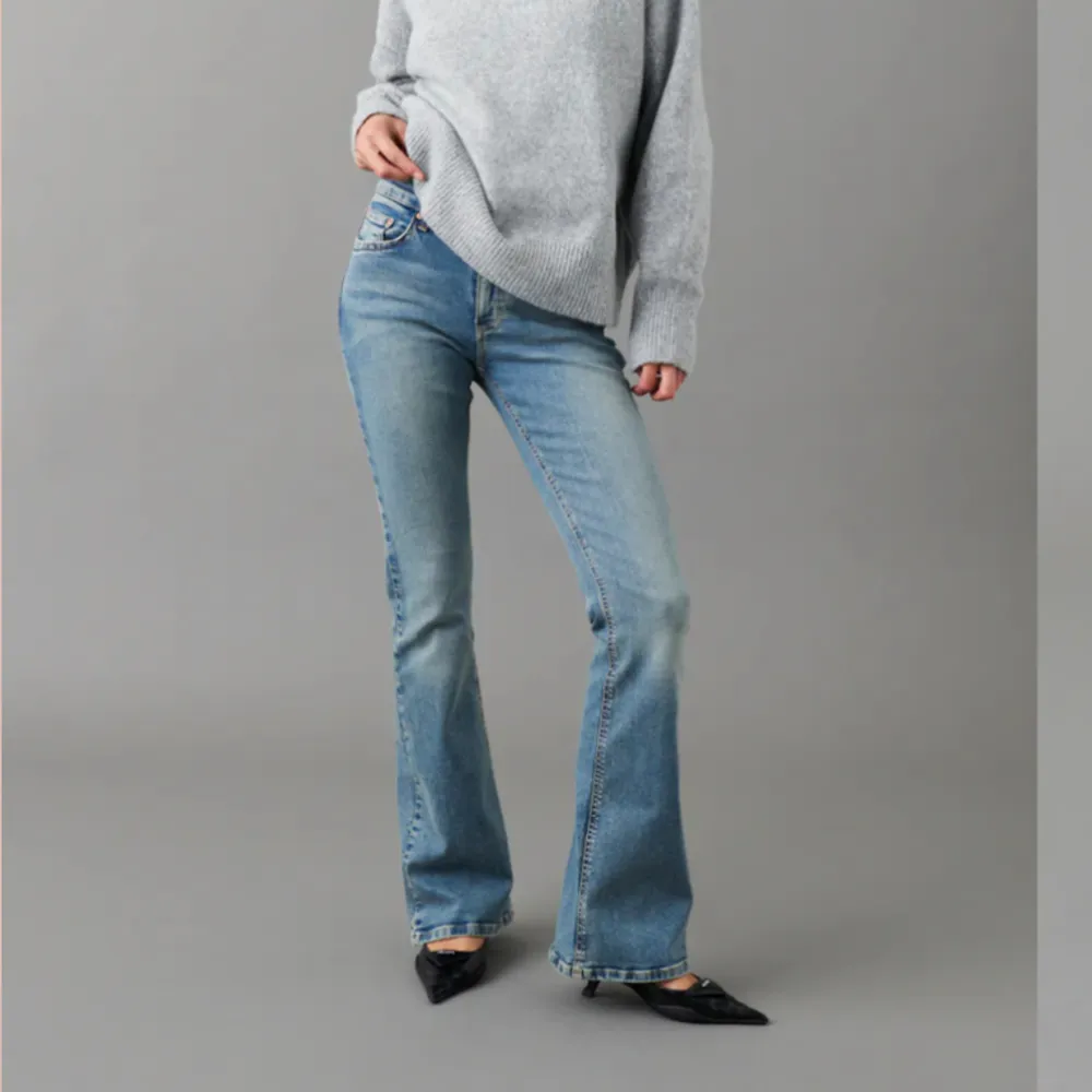 Använda 1 gång💕 Säljer ett par low waist bootcut jeans från Gina tricot då de är lite för korta för mig🌟Nypris 500kr mitt pris 350💓. Jeans & Byxor.