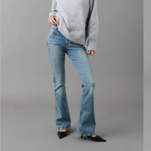 Low waist bootcut jeans oanvända💕 - Säljer ett par low waist bootcut jeans från Gina tricot då de är lite för korta för mig🌟Nypris 500kr mitt pris 350💓