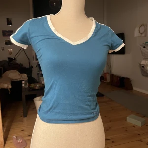 Motel baby-tee - Supersöt baby-tee från Motel. Bra kvalité. Figursydd. 