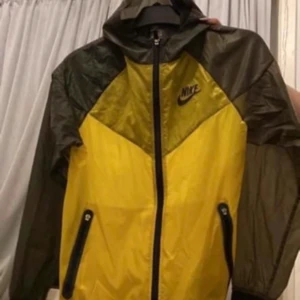 Vindjacka  - Vindjacka Nike passar en S