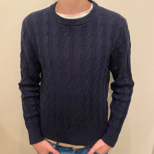 Kabelstickad Tröja - Tja! Säljer nu denna feta kabelstickade tröja från Tommy Hilfiger! Skick 9/10( inga defekter) Storlek Xs(Passar S) Nyskick runt 900-1000kr mitt pris endast 199kr🤝 Tveka inte på att höra av er vid frågor! Pris går att diskutera vid snabbaffär.