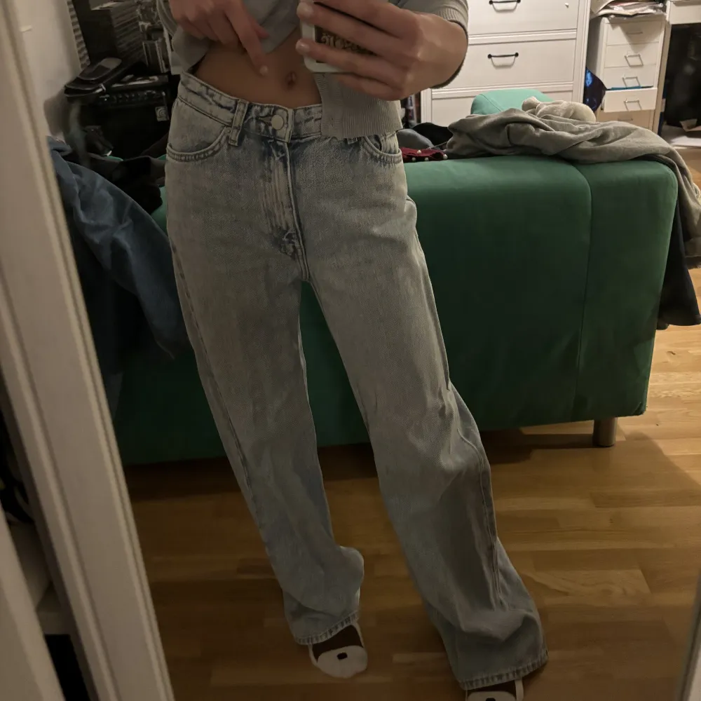 Säljer dessa monki jeans i strl 24 för att de är för långa för mig. Knappt använda men köptes för ca 3-4 år sen men typ bara legat i garderoben sen dess🙏😊de är midwaist- highwiastw. Jeans & Byxor.