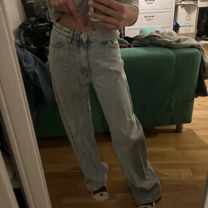 Monki jeans - Säljer dessa monki jeans i strl 24 för att de är för långa för mig. Knappt använda men köptes för ca 3-4 år sen men typ bara legat i garderoben sen dess🙏😊de är midwaist- highwiastw
