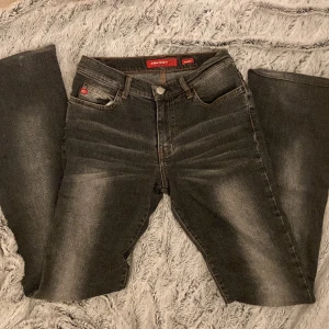 Miss sixty jeans💕 - Ett par but cut miss sixty jeans som är low waist💕midjemåttet är 32 och innerbenslängden är 78💕
