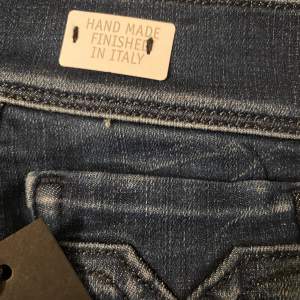 Helt nya replay jeans med alla original etiketter. Köpte jeansen i Italien för en månad sedan men har aldrig använt dem därav säljs jeansen. Vid snabb affär kan jeansen släppas för en mindre peng.