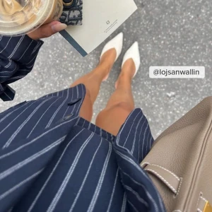 NA-KD x Lojsan Wallin - Säljer denna sjukt fina blazer från Lojsan Wallins kollektion med Na-Kd. Helt oanvänd med alla lappar kvar då jag inte hann returnera den. Har även klänning till (se min andra annons) Nypris - 899