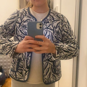 Kofta - Så snygg mönstrad kofta, vet inte storleken men passar mig som är 166🥰