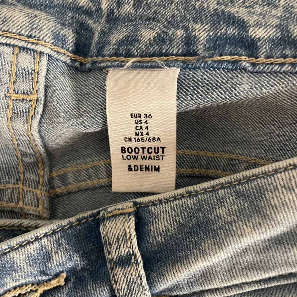 Jättesnygga jeans ifrån H&M! Superfint skick💓. Jeans & Byxor.