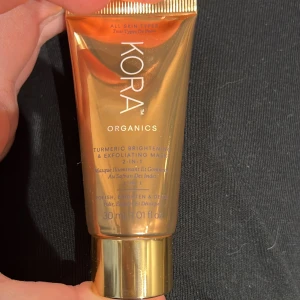 Ansiktsmask - Oöppnad ansiktsmask från märket KORA. Masken lämnas på ansiktet i 5-15 minuter. Kan också användas som en ansikte skrub. Säljer för billigt pris eftersom det är en ansiktsprodukt, gick inte att lämna tillbaka, jag köpte fel. 💗