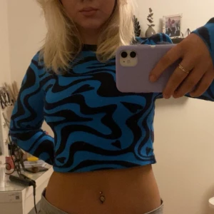 Mönstrad blå tröja - Blå mönstrad tröja ifrån zara som är i fint skick