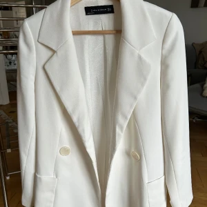 Zara kavaj vit  - Kavajen är i ok skick .