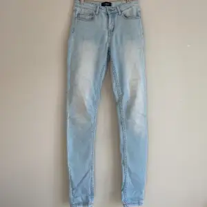 Säljer ett par snygga, förvånansvärt mjuka, jeans! Dessa är sparsamt använda men tyvärr har tråden repats upp lite på ena bakfickan, men det är lätt att lösa för den som vill!🪡