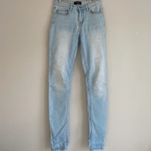 Ljusblå jeans - Säljer ett par snygga, förvånansvärt mjuka, jeans! Dessa är sparsamt använda men tyvärr har tråden repats upp lite på ena bakfickan, men det är lätt att lösa för den som vill!🪡
