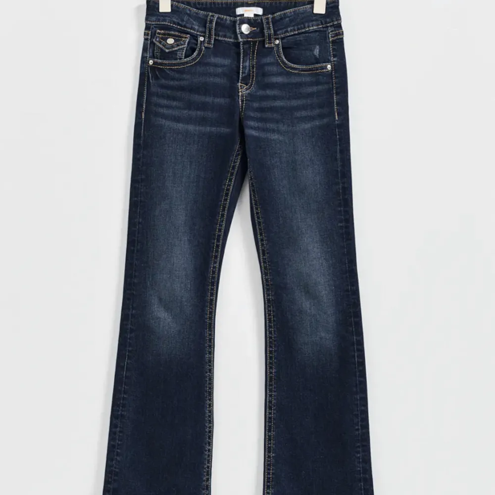 Säljer dessa bootcut och lowaist jeansen från Gina Young. Dom har inga skador och är som nya, helt slut på hemsidan. Skriv för flera frågor❣️. Jeans & Byxor.