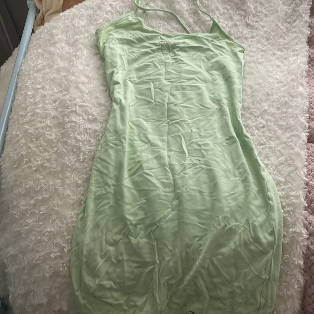 detta är en klänning som går ca 10 cm över låren. Den är tajt och får en att se snatched ut😚 Jätte bekväm och stretchig! Inga deffekter alls. . Klänningar.