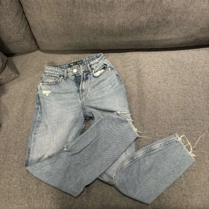 Jeans med hål i knäna - Jeans med hål i båda knäna. Skriv för mer bilder. Priset kan diskuteras 