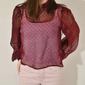 Vinröd Blus - Jätte fin vinröd blus med perfekt passform, utan defekter!