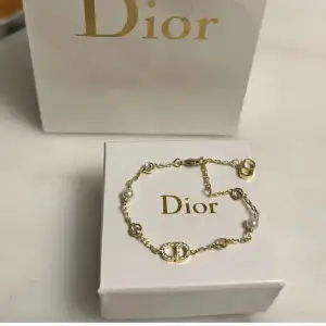 Ett dior armband som jag fått i födelsedagspresent, kommer inte till någon användning ❤️