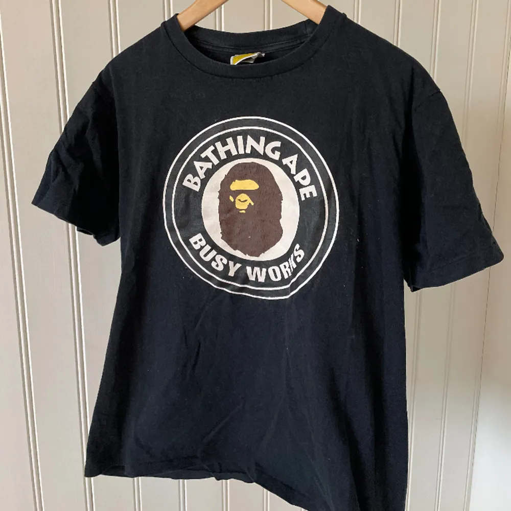 Hej! Säljer denna (enormt sparsamt använd) BAPE busy works tee köpt i butik - Japan 🇯🇵 Storlek M. Nypris är ~1200kr, säljer för 800kr! ☝️. T-shirts.