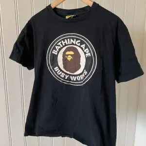 Hej! Säljer denna (enormt sparsamt använd) BAPE busy works tee köpt i butik - Japan 🇯🇵 Storlek M. Nypris är ~1200kr, säljer för 800kr! ☝️