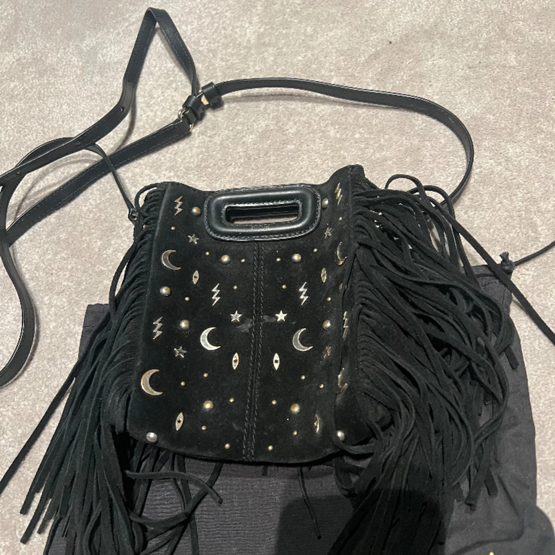 Svart maje väska med guldiga detaljer  - 90