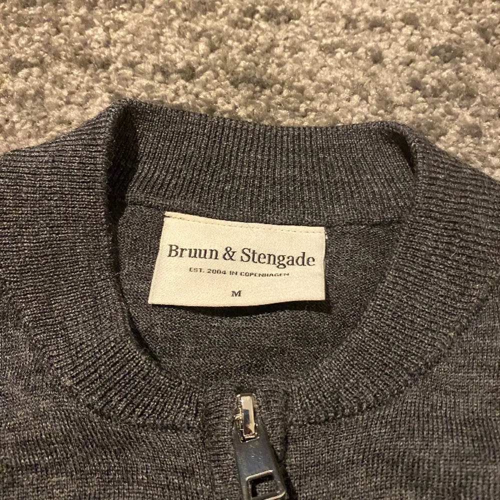 Jag säljer en grå fullzip Bruun & Stengade tröja i storlek S/M för 249. Tröjor & Koftor.