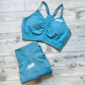 Blått Aware Nutrition set - Superfint blått set från Aware Nutrition som sitter riktigt bra! Tightsen har scrunch bak, och loggan på tightsen är lite sliten (se sista bilden). Överdelen är nästan oanvänd 💙 