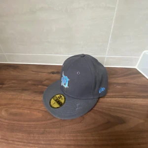 New era keps (ljus blå, grå) - Hej, säljer den här fina new era 59 fifty kepsen. Köpt på hat store. Använd men inga defekter alls 9/10. Klistermärket ät kvar. Size 7 (56cm) Pris kan diskuteras. Original pris : 400
