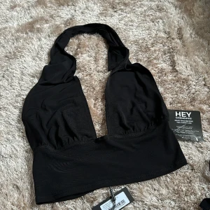 Topp från nelly - Halternecktopp från Nelly  Ny med prislapp kvar 