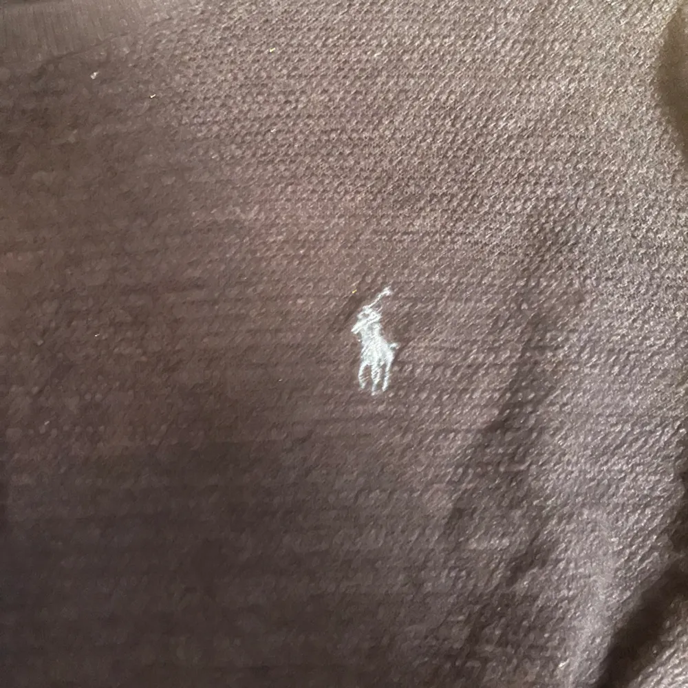 Snygg Ralph Lauren tröja i storlek S. Nyskick och inga som helst tecken på slitage. Lite tunnare så passar nu för våren. Pris går att förhandla vid snabbt köp.. Tröjor & Koftor.