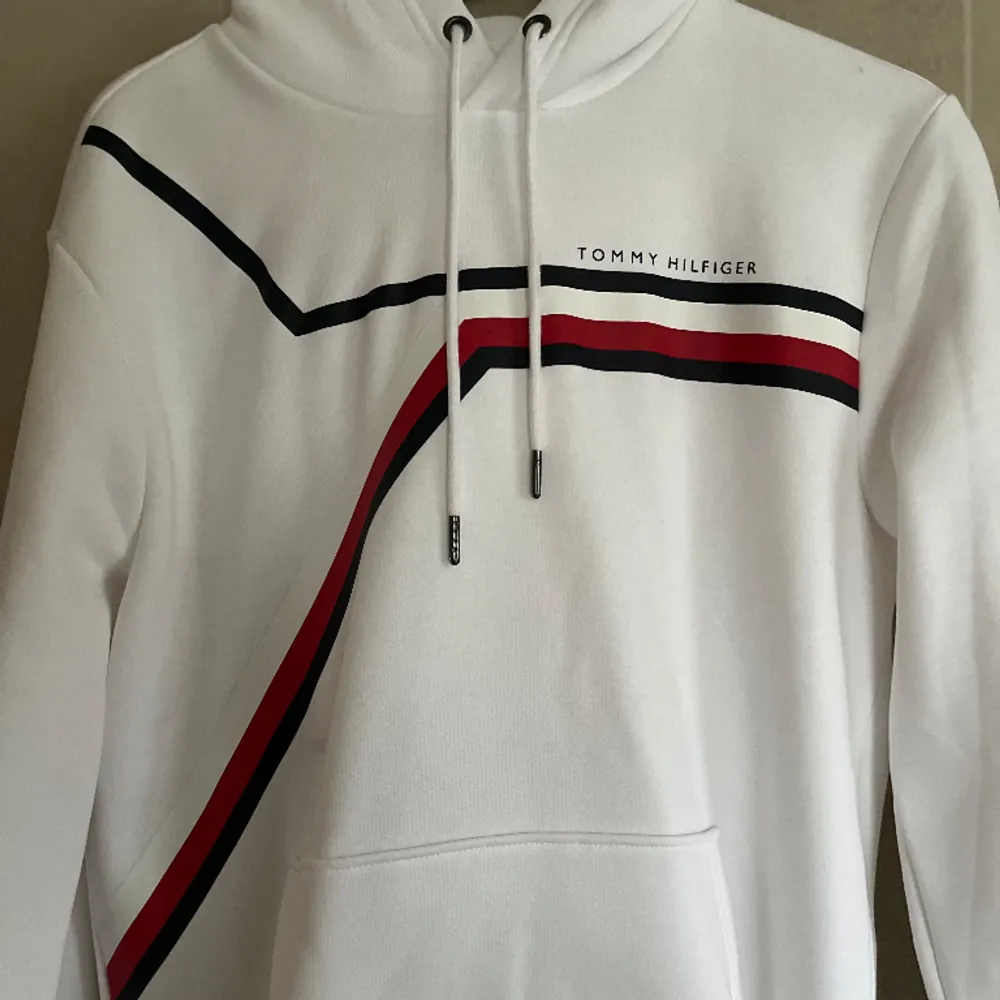 Oanvänd Tommy Hilfiger Hoodie i mycket bra skick.  Storlek L. Hoodies.