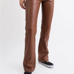 Läderbyxor - *LÅNADE BILDER* Säljer dessa läderbyxor endast använda 1 gång. Nypris är 650, fodrade och mjuka på insidan💕 Perfekt till vardags och fest