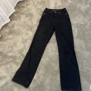 Svarta jeans  - Svarta högmidjade jeans från BikBok