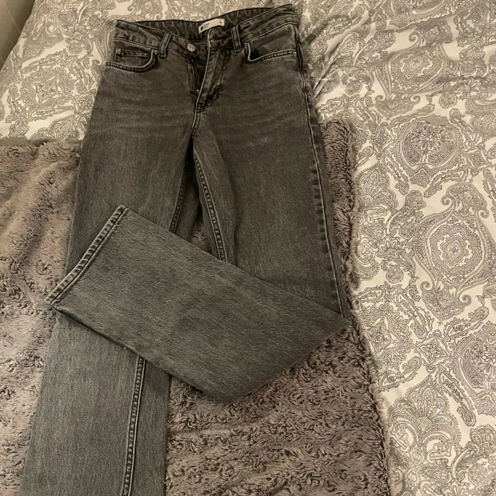 Säljer dessa superfina flare jeans från Gina Tricot i storlek 32. Säljer pga att de är små på mig. De är i ett väldigt bra skick och ser ut som nya. Jag är 165 cm och de går hela vägen ner till golvet för mig. Skriv till mig för mer information.🩷🤩 . Jeans & Byxor.
