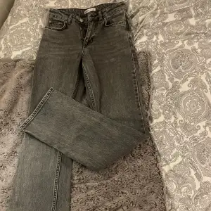 Säljer dessa superfina flare jeans från Gina Tricot i storlek 32. Säljer pga att de är små på mig. De är i ett väldigt bra skick och ser ut som nya. Jag är 165 cm och de går hela vägen ner till golvet för mig. Skriv till mig för mer information.🩷🤩 