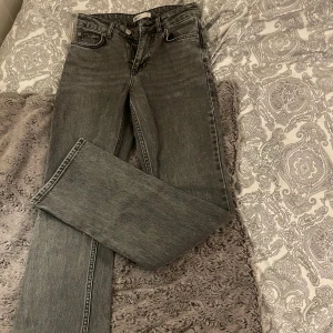 Utsvängda jeans - Säljer dessa superfina flare jeans från Gina Tricot i storlek 32. Säljer pga att de är små på mig. De är i ett väldigt bra skick och ser ut som nya. Jag är 165 cm och de går hela vägen ner till golvet för mig. Skriv till mig för mer information.🩷🤩 