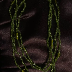 fint grönt halsband ☆💚 - grönt långt halsband med fina pärlor !