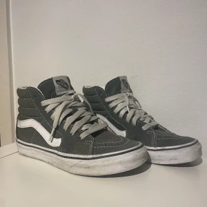 Vans skor - Bra skick och skonsamt använda, strl 36. Säljer för 500kr pris kan även diskuteras. Säljer pga de inte kommer till någon användning längre🥰