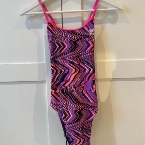 TYR baddräkt - TYR baddräkt i storlek Small. Baddräkten är i bra skick. Köparen står för frakten.